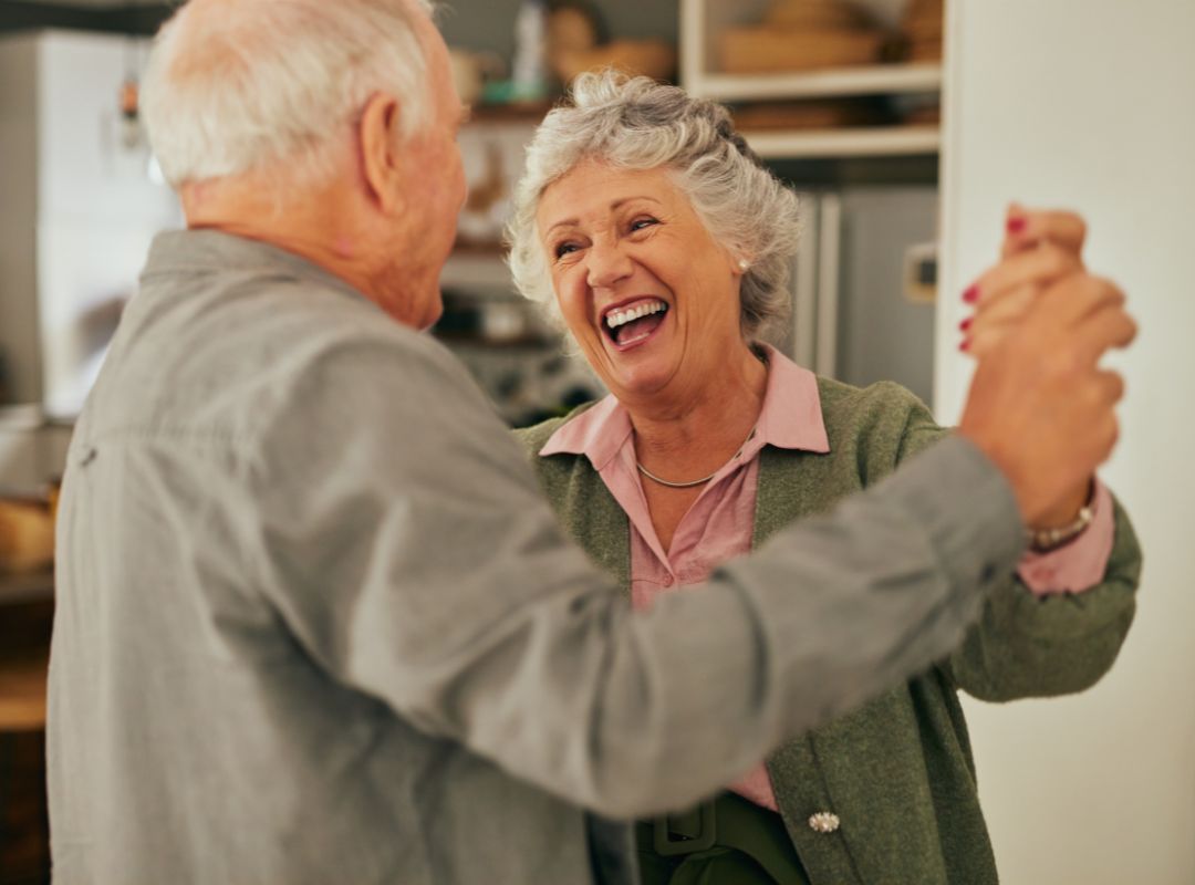Abendliche Szene mit lachenden Menschen bei Sonnenuntergang